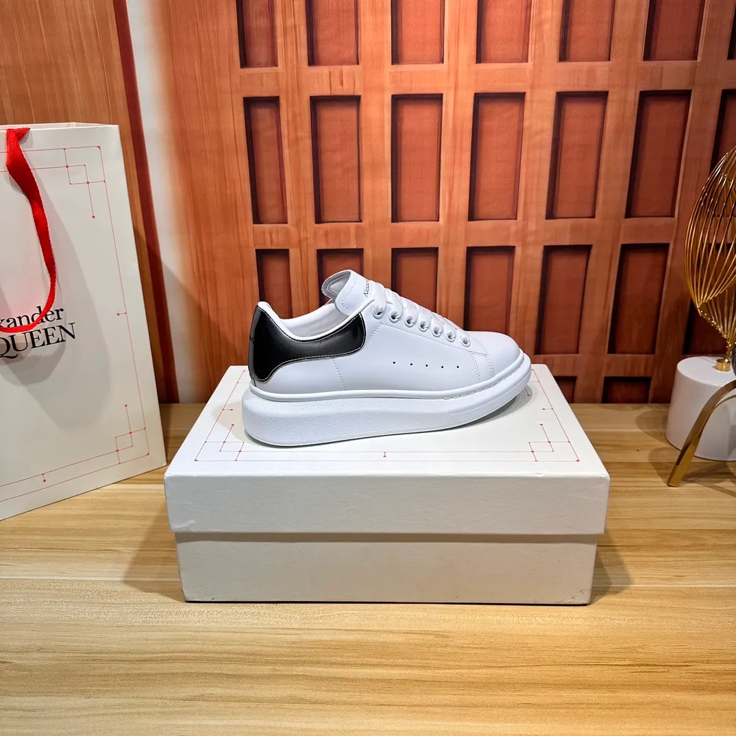 👟👟Ex-factory price 540👟👟 Professional McQueen factory. Top version. Couple style👫 Alexander McQUEEN high version has been upgraded to the highest quality again✅ 💪McQueen Spring, Summer, Autumn and Winter Top version Purchasing level✅ Recruiting national online and offline agents to join🤝 🏆Fabric: Top-grade silk leather imported from Italy, high texture, water-resistant and non-discoloring 🏆Inner: ️Grade A water-dyed sheepskin imported from Italy is dirt-resistant, sweat-absorbent, breathable and comfortable... The heel is embossed with high temperature convex and concave. 🏆 Foot pads: top-grade Italian super-soft cowhide leather 🏆 Outsole: PU original green transparent counter 1:1 🏆 Shoe box: original beige box. Plus white flip cover and double layer protection. Cloth bag, handbag. Certificate of 1:1 mold opening 4-piece set. Delivered with a pair of shoelaces. 🖕🏿🖕🏿🖕🏿You can choose any pair of shoelaces in any color of our factory. 🏆Code number: female 34-41. male 38-46. 🏆Special remarks (female size 34.40.41, male size 38.45.46 are customized and cannot be returned or exchanged) Please note when placing an order in Niuli! Win-win cooperation🤝